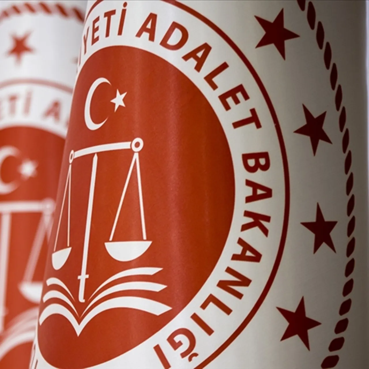 Adalet Bakanlığı 300 Personel Alımı İçin İlan Yayınladı: Başvuru Şartları ve Detaylar