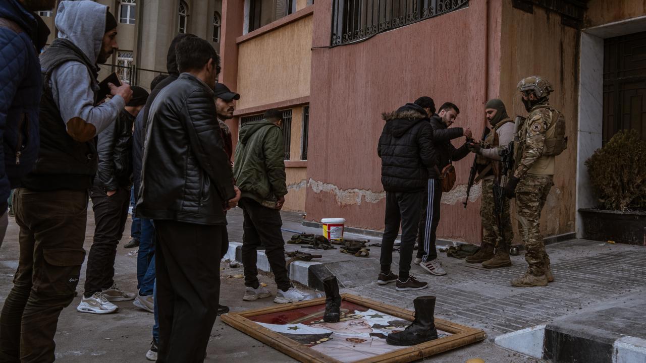Suriye'de Rejimin Silahları Teslim Etme Süreci Devam Ediyor