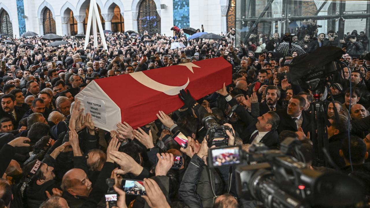 Ünlü sanatçı Ferdi Tayfur, vefatının ardından son yolculuğuna uğurlandı